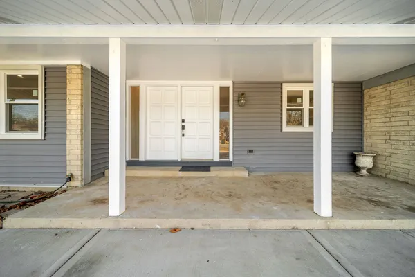 $569,900 | 99 Essex Road, Elk Grove Village, IL 60007