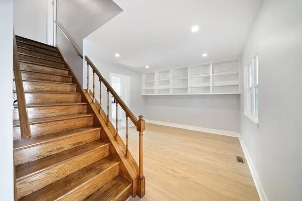 $569,900 | 99 Essex Road, Elk Grove Village, IL 60007