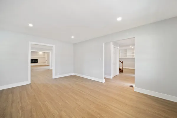 $569,900 | 99 Essex Road, Elk Grove Village, IL 60007