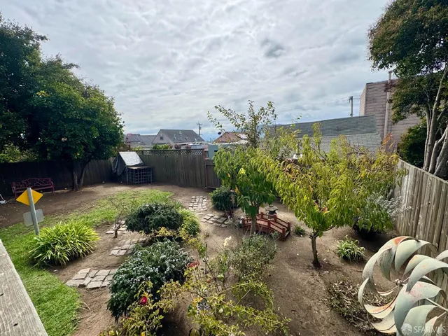 a view of a backyard