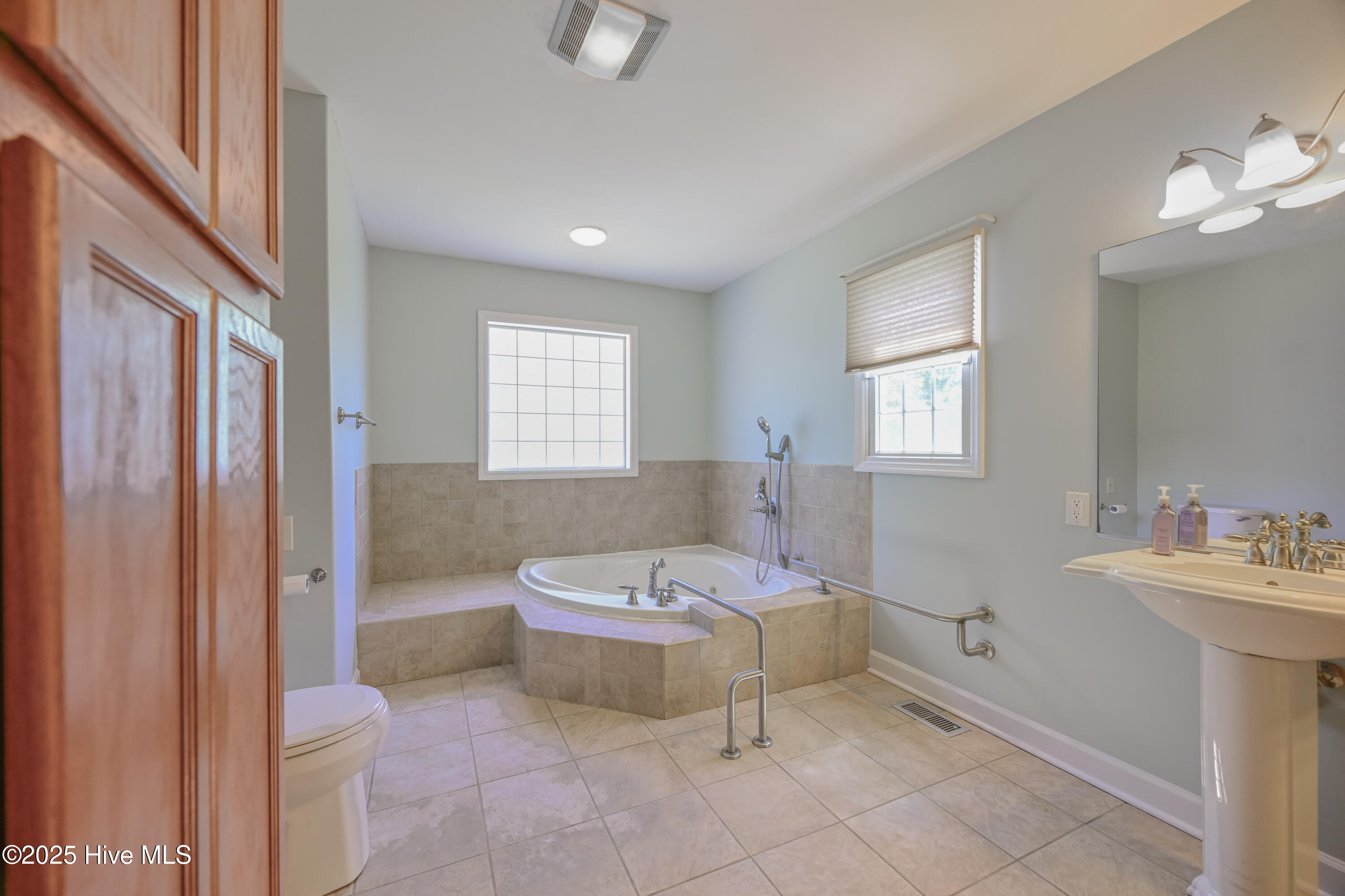 237 Riverbend Road Jacksonville, NC 28540 - Photo 17 of 39 Primary Bathroom on First Floor