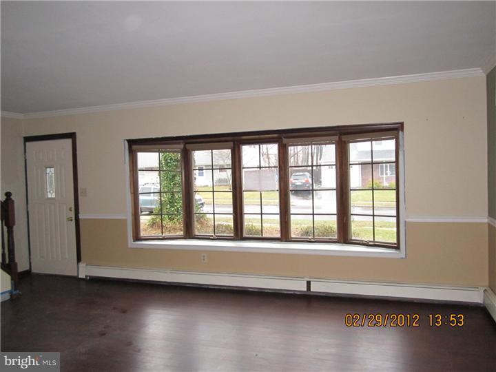 8 Long Loop Road Levittown, PA 19056 - Photo 3 of 7 Living Room