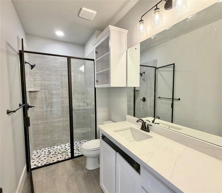 2008 Collin Street Weatherford, TX 76085 - Photo 20 of 25 Second bedroom's PRIVATE BATHROOM