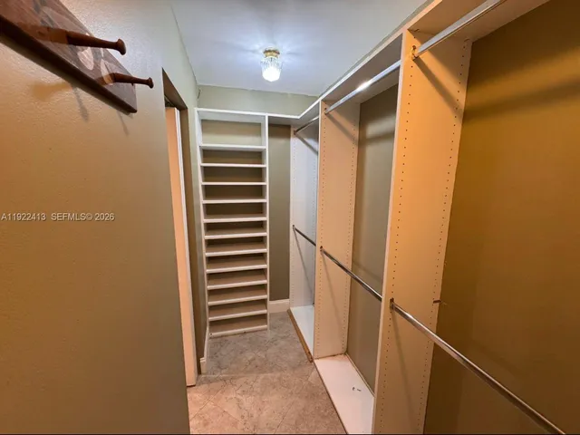 en empty room with windows and ceiling fan