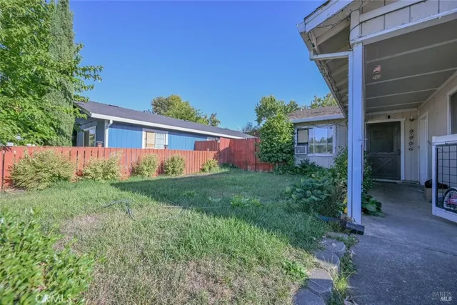 a view of a house with backyard and garden