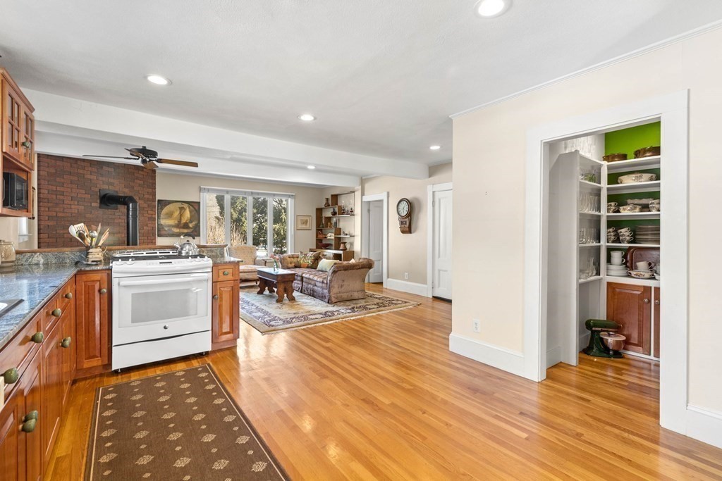 40 Maple Street Hamilton, MA 01982 - Photo 3 of 37 Gallery Image 3
