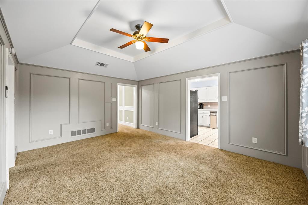 909 Valley View Avenue Red Oak, TX 75154 - Photo 15 of 37 an empty room with closet and windows