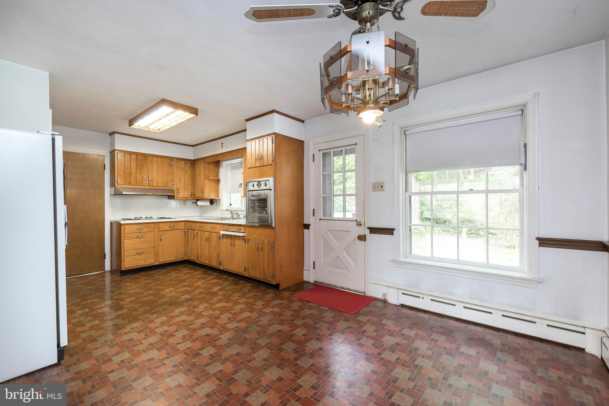 1660 Shenkel Road Pottstown, PA 19465 - Photo 23 of 42 Eat-in Kitchen