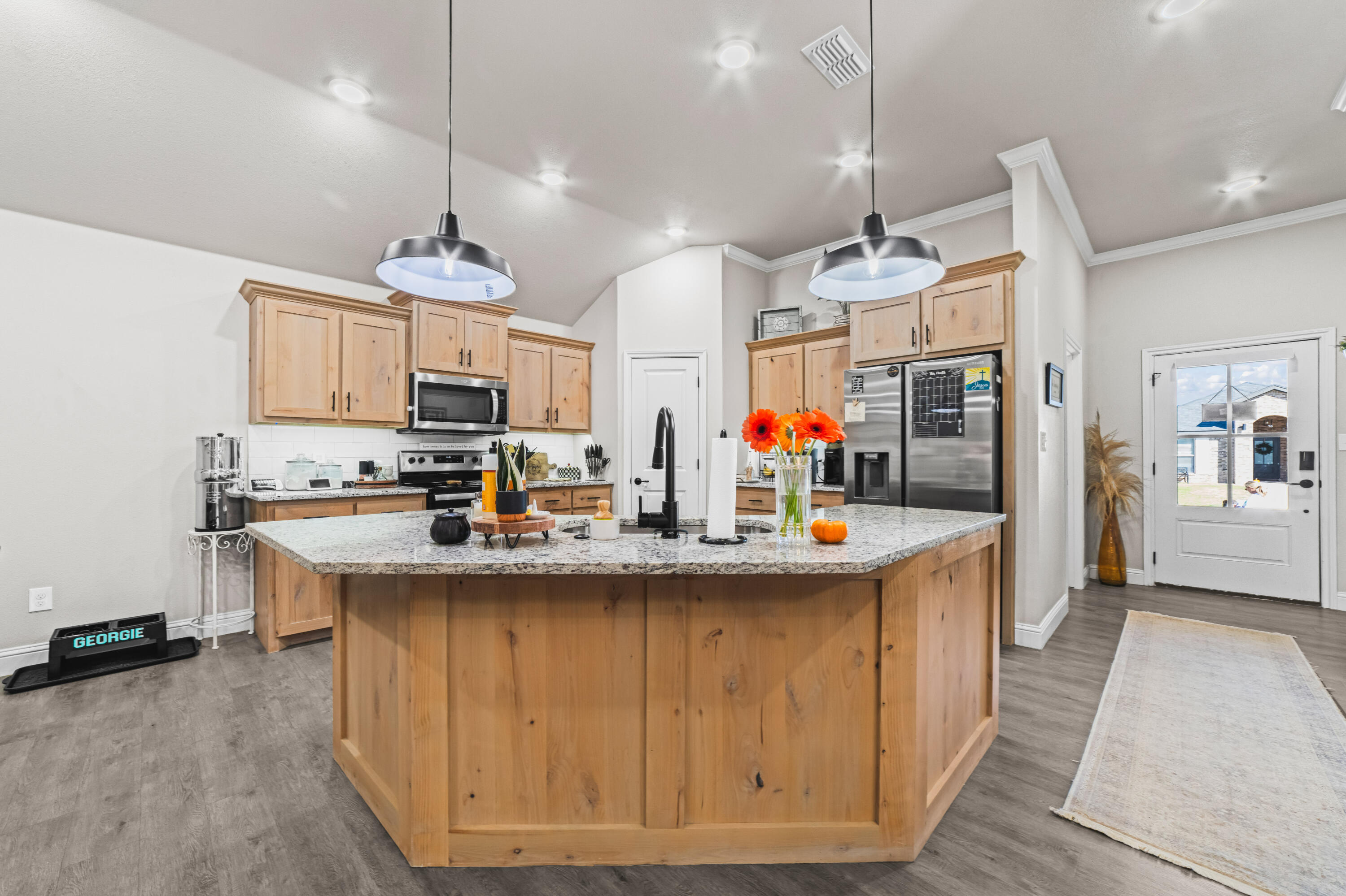 203 Cowboy Lane Wolfforth, TX 79382 - Photo 4 of 21 a kitchen with counter top space and appliances