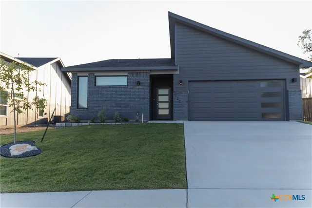 a view of backyard of house