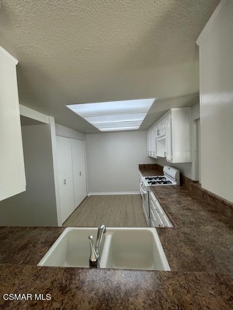 1906 Rory Lane, Unit 2 Simi Valley, CA 93063 - Photo 2 of 15 kitchen