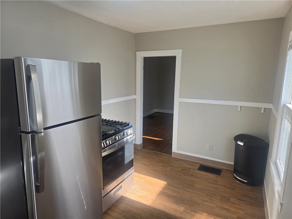 21 Gardiner Park, Unit LOWR Rochester, NY 14607 - Photo 17 of 23 Kitchen