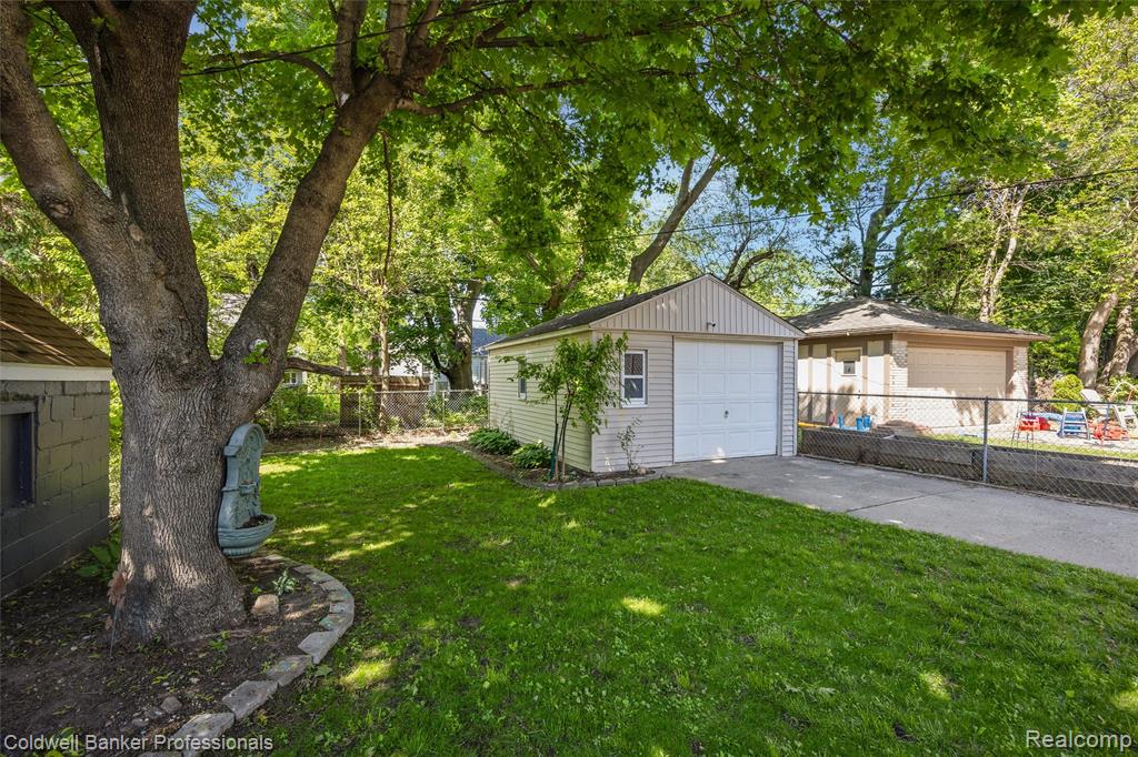 2050 Ridgemont Road Grosse Pointe Woods, MI 48236 - Photo 19 of 22