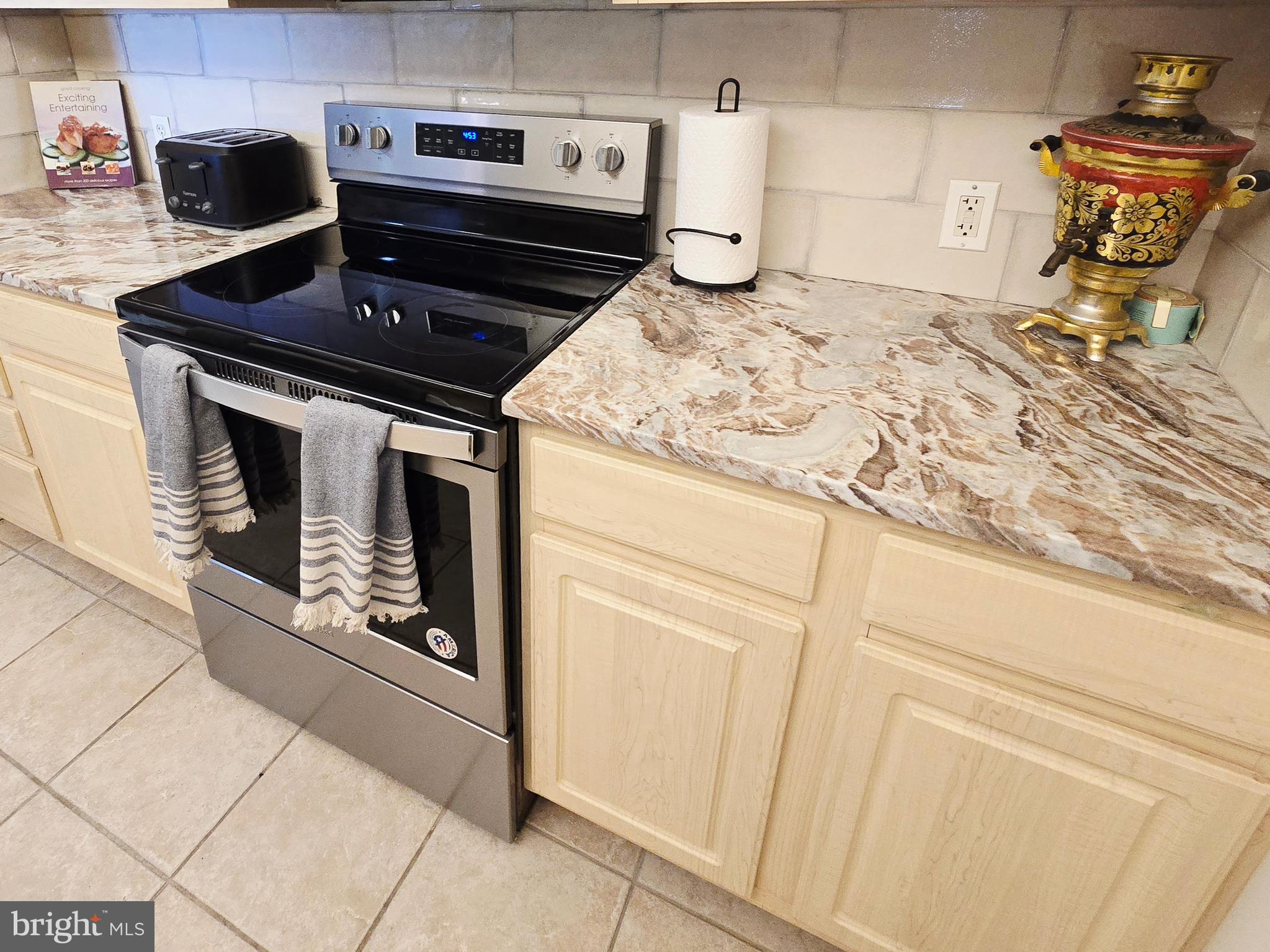 1600 Arch Street, Unit 1905 Philadelphia, PA 19103 - Photo 38 of 92 a stove top oven sitting inside of a kitchen
