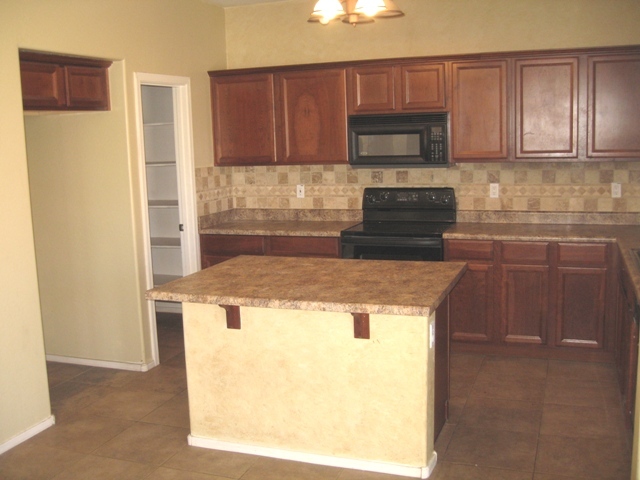 4500 East Del Rio Street Gilbert, AZ 85295 - Photo 10 of 13 Kitchen - View 2