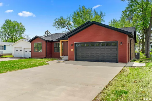 $340,000 | 350 East 4th Street, El Paso, IL 61738