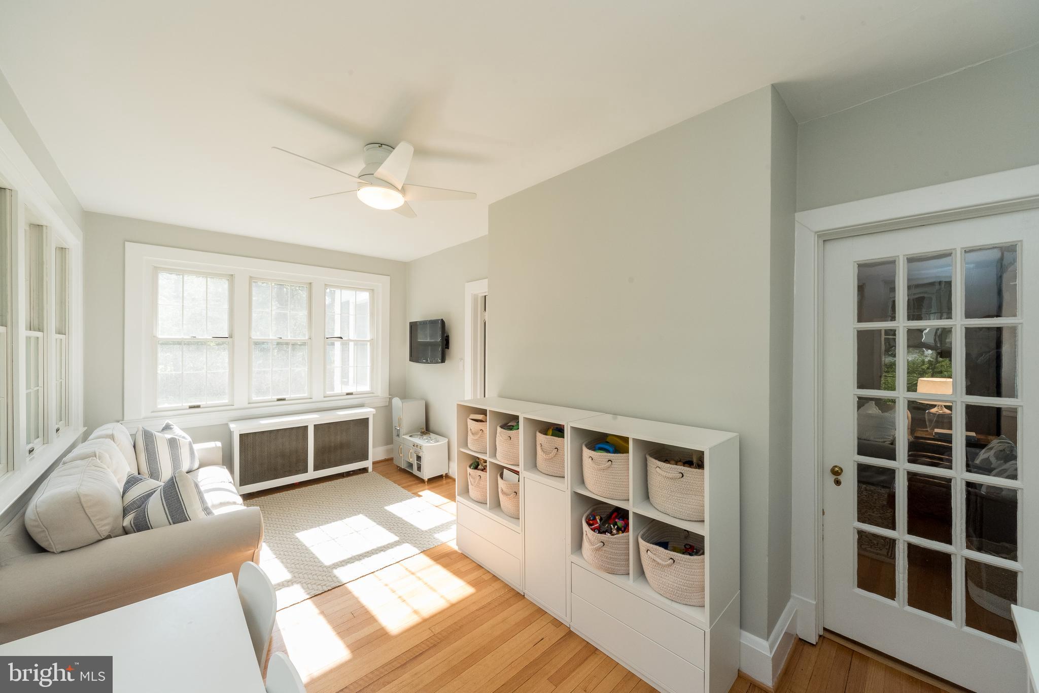 6901 Marlborough Road Baltimore, MD 21212 - Photo 13 of 36 Bright sunroom