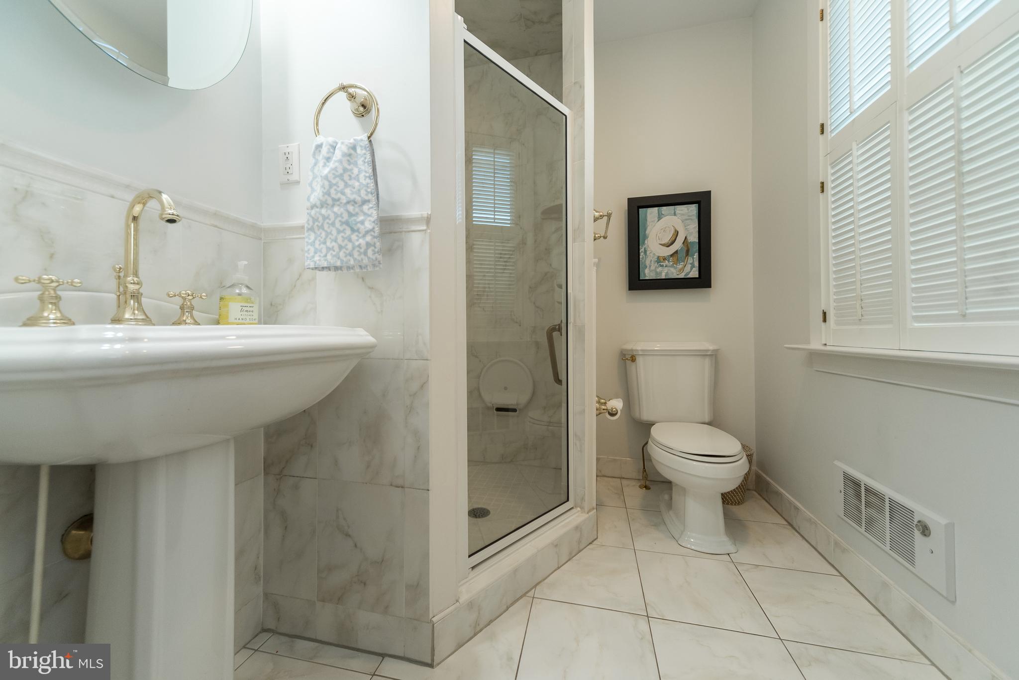 6901 Marlborough Road Baltimore, MD 21212 - Photo 15 of 36 First floor bathroom