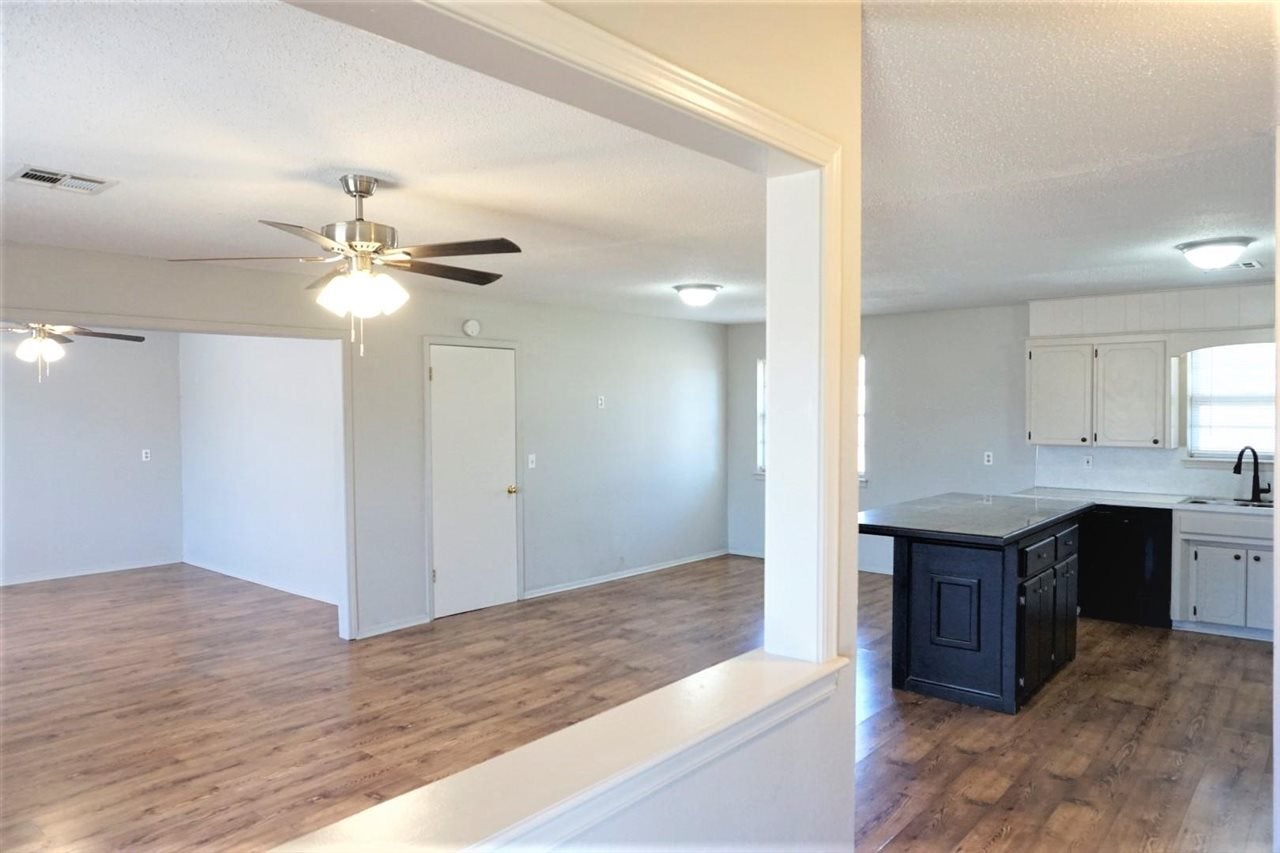 1912 Ridgecrest Perry, OK 73077 - Photo 2 of 26 Gallery Image 2