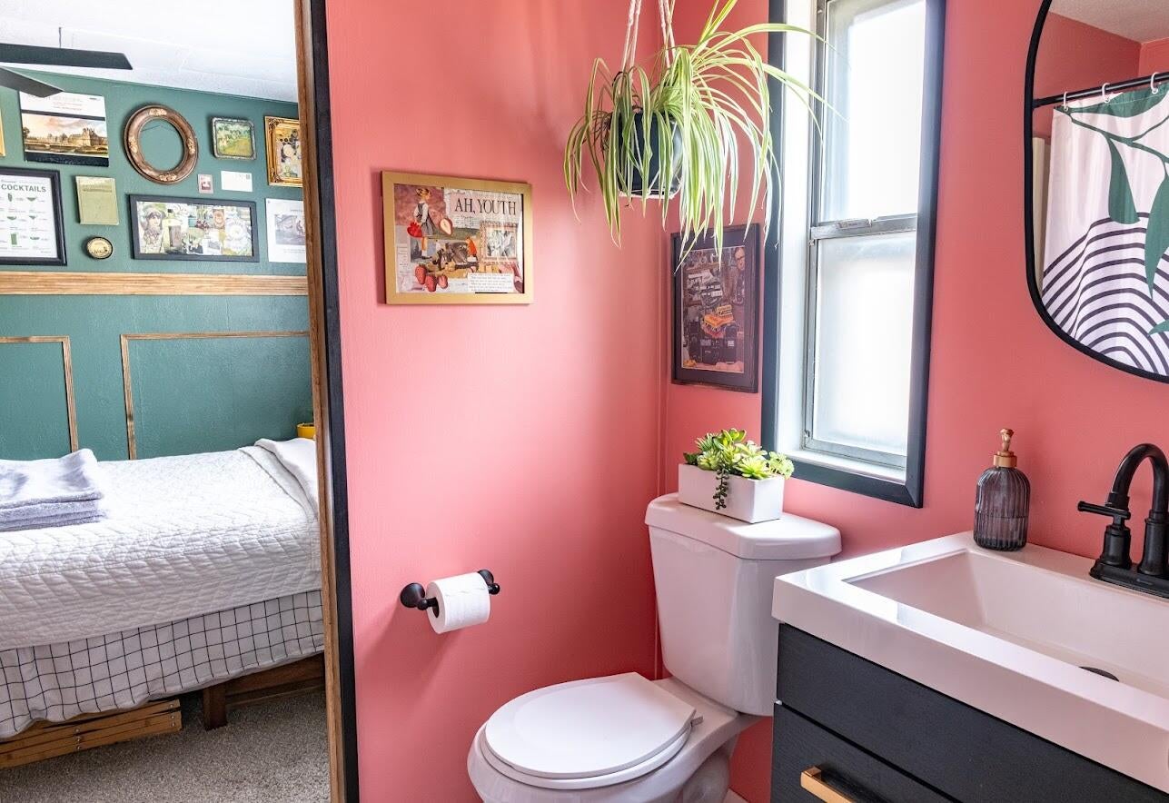 59823 Cheyenne Road Bend, OR 97702 - Photo 19 of 29 Cheyenne Full Bathroom to Bedroom3