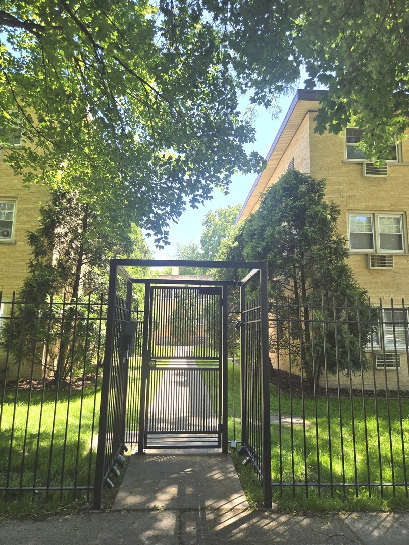 1819 West Touhy Avenue, Unit 6 Chicago, IL 60626 - Photo 2 of 23