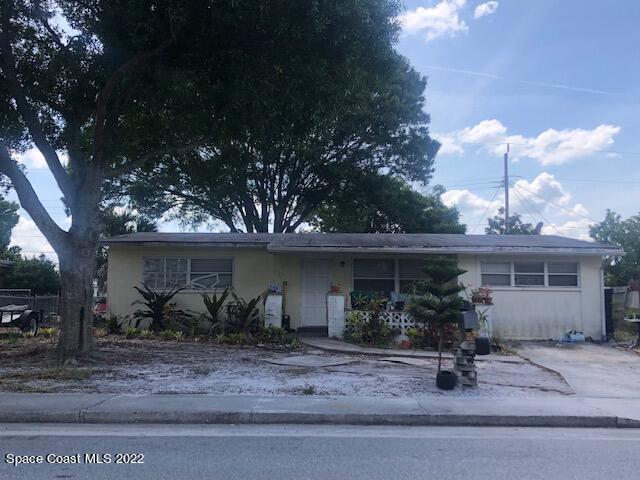 a view of a house with a yard and plants