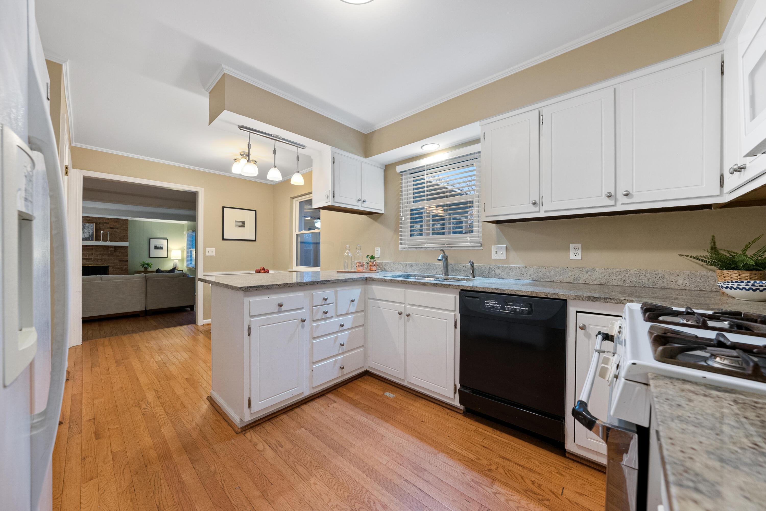 2574 Chartwell Road Columbus, OH 43220 - Photo 10 of 42 DSC07496