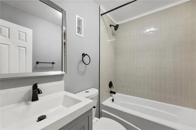 $275,000 | 7 Oak Hill Cluster, Independence, MO 64057