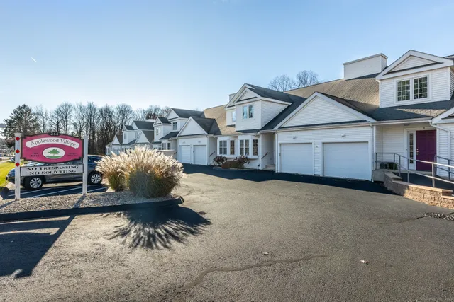 $307,500 | 244 Oakland Street, Unit E, Manchester, CT 06042