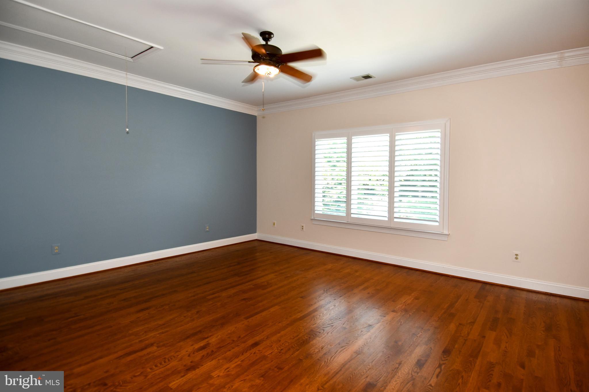 7808 Southdown Road Alexandria, VA 22308 - Photo 77 of 99 Upper level bedroom with ensuite full bath