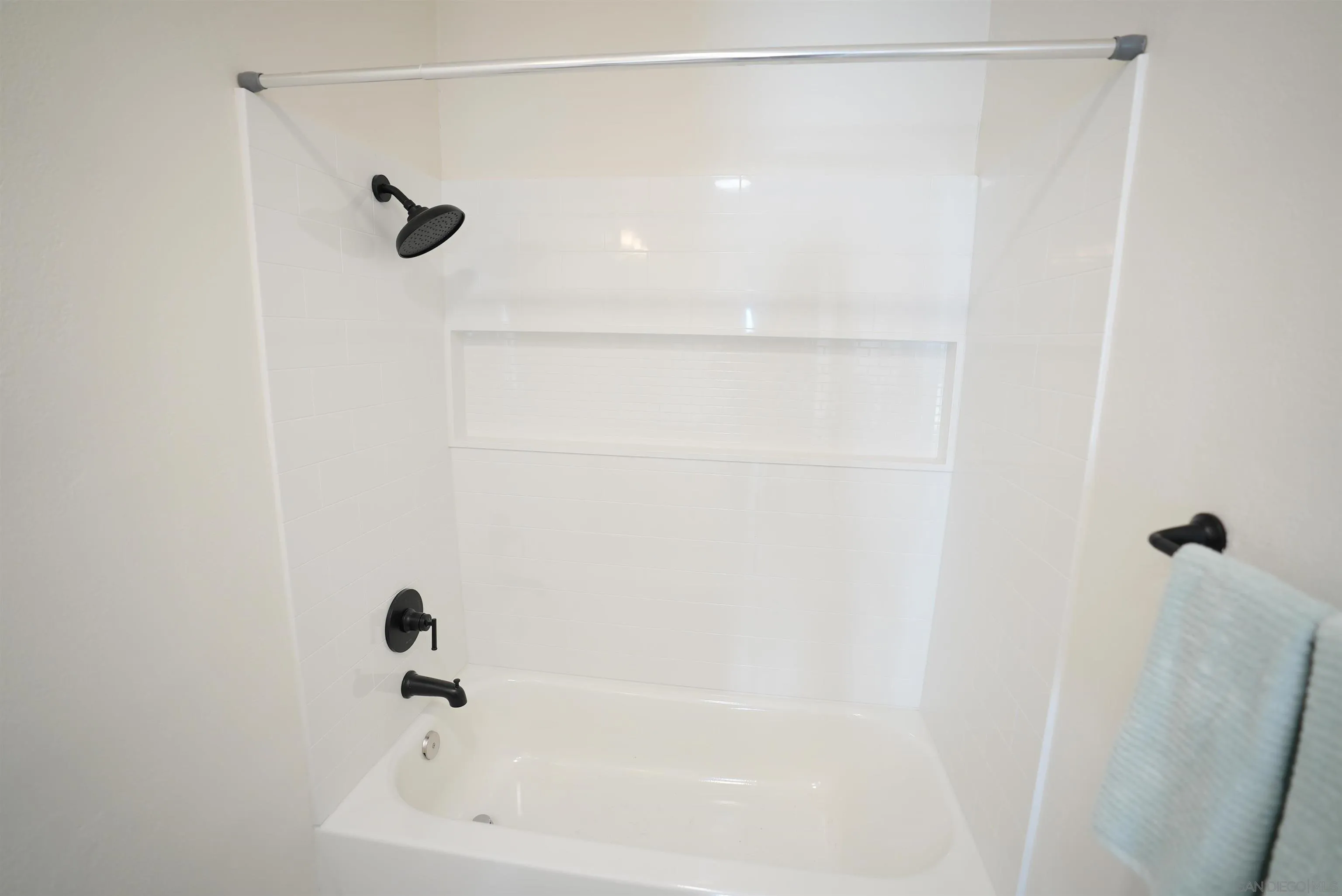 7902 Poplin Drive Santee, CA 92071 - Photo 38 of 59 a bathroom with a bathtub