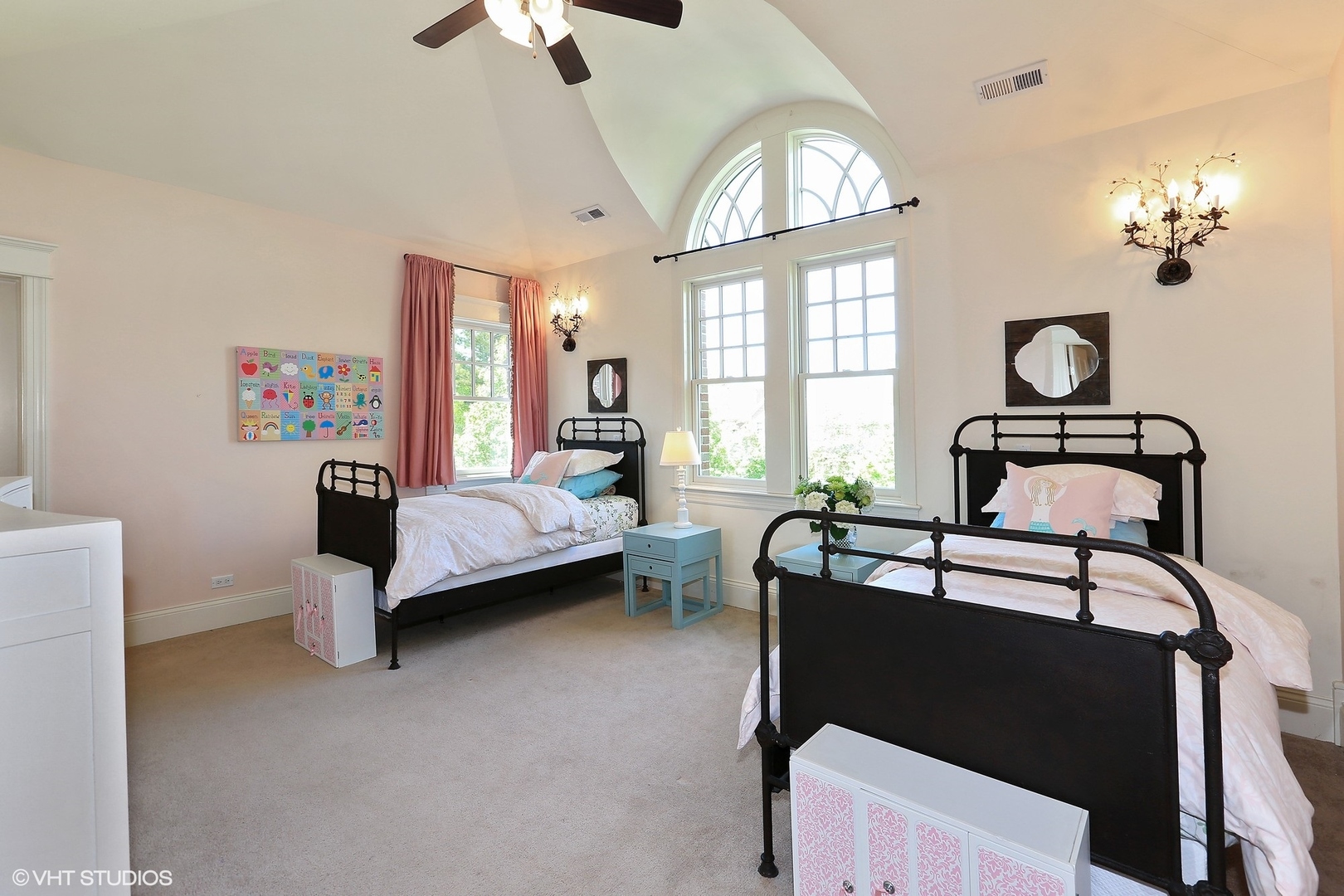 615 Courtland Avenue Park Ridge, IL 60068 - Photo 16 of 29 a bedroom with bed and window