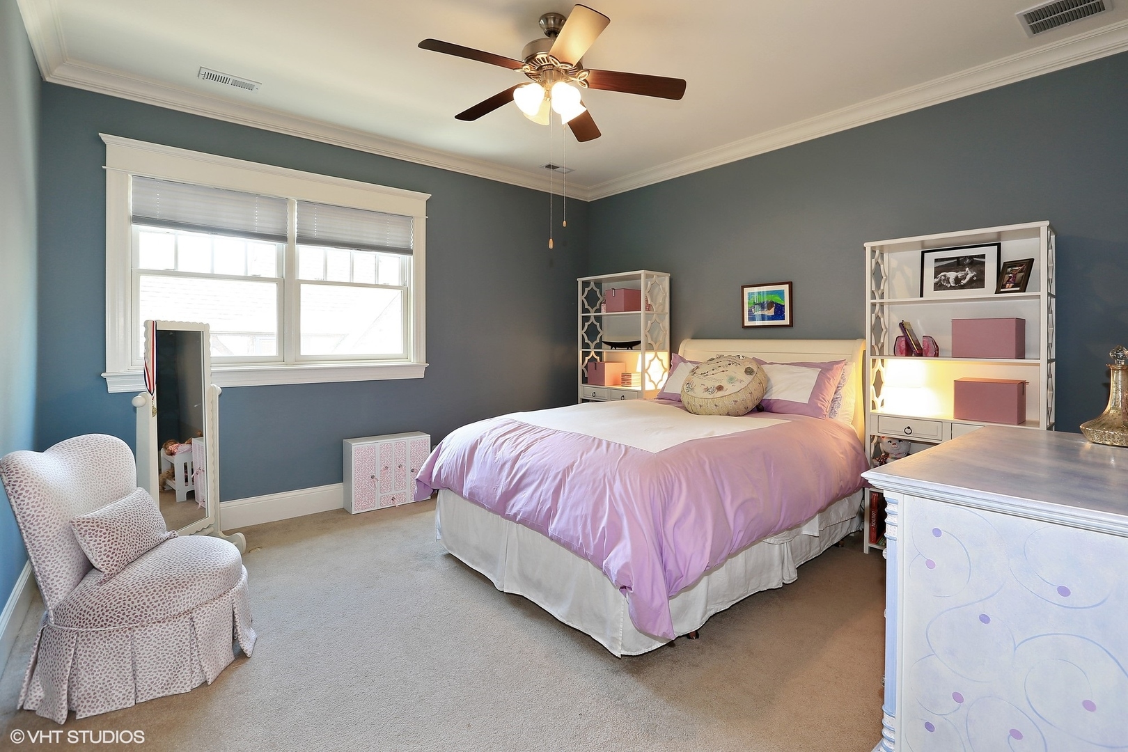 615 Courtland Avenue Park Ridge, IL 60068 - Photo 19 of 29 a spacious bedroom with a bed and a couch