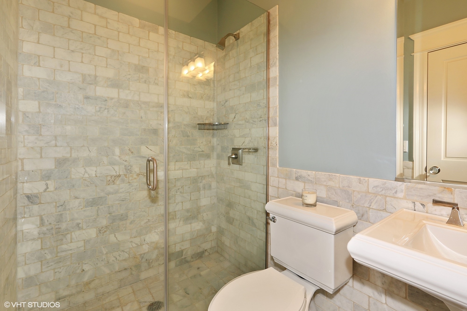 615 Courtland Avenue Park Ridge, IL 60068 - Photo 20 of 29 a bathroom with a sink toilet and shower