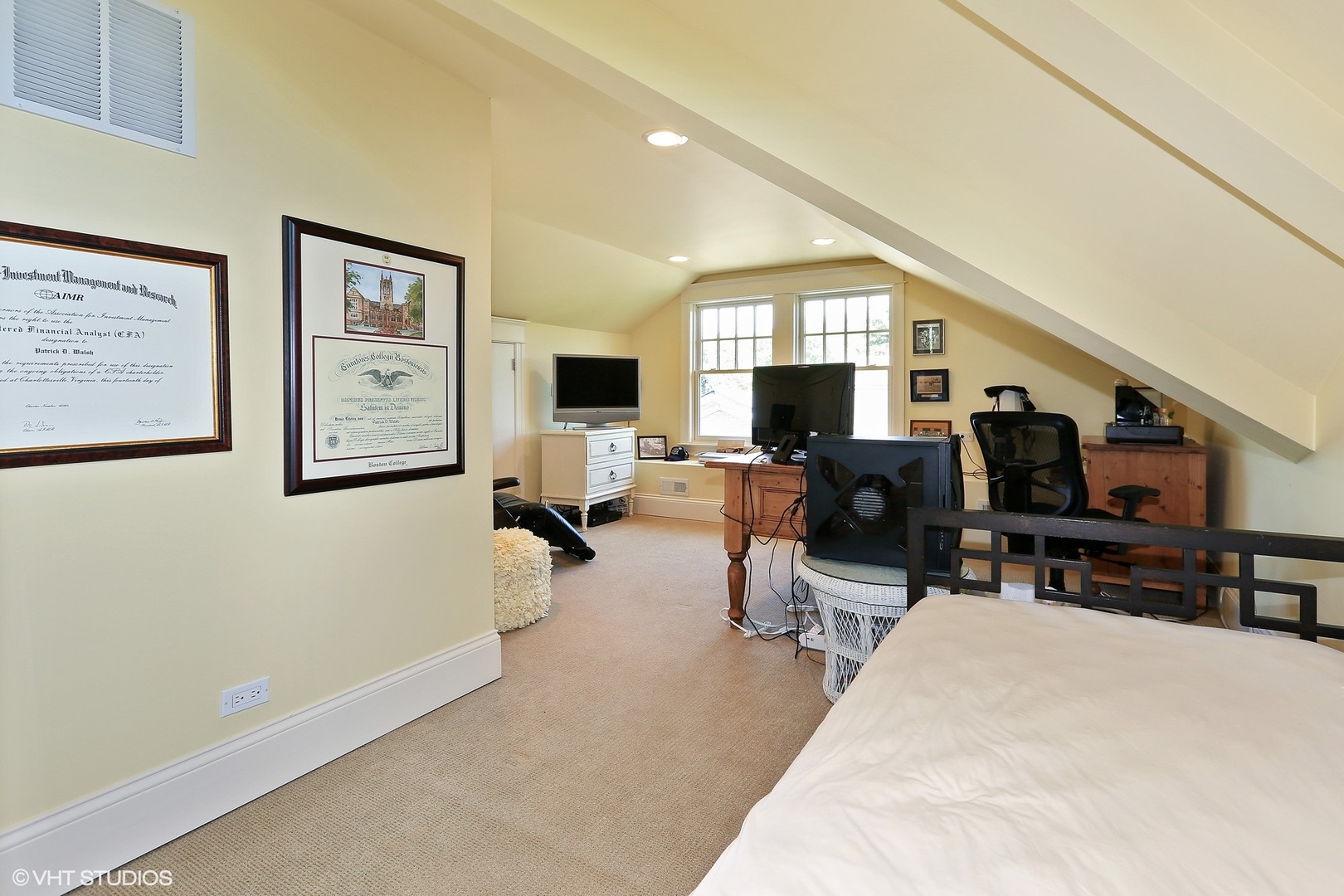 615 Courtland Avenue Park Ridge, IL 60068 - Photo 21 of 29 a living room with furniture and a flat screen tv