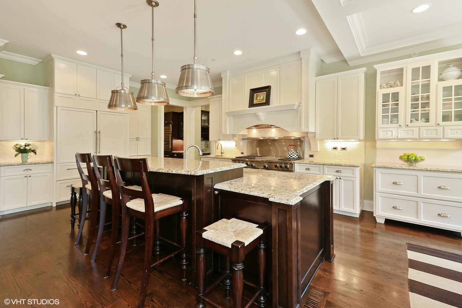 615 Courtland Avenue Park Ridge, IL 60068 - Photo 7 of 29 a large kitchen with a table and chairs