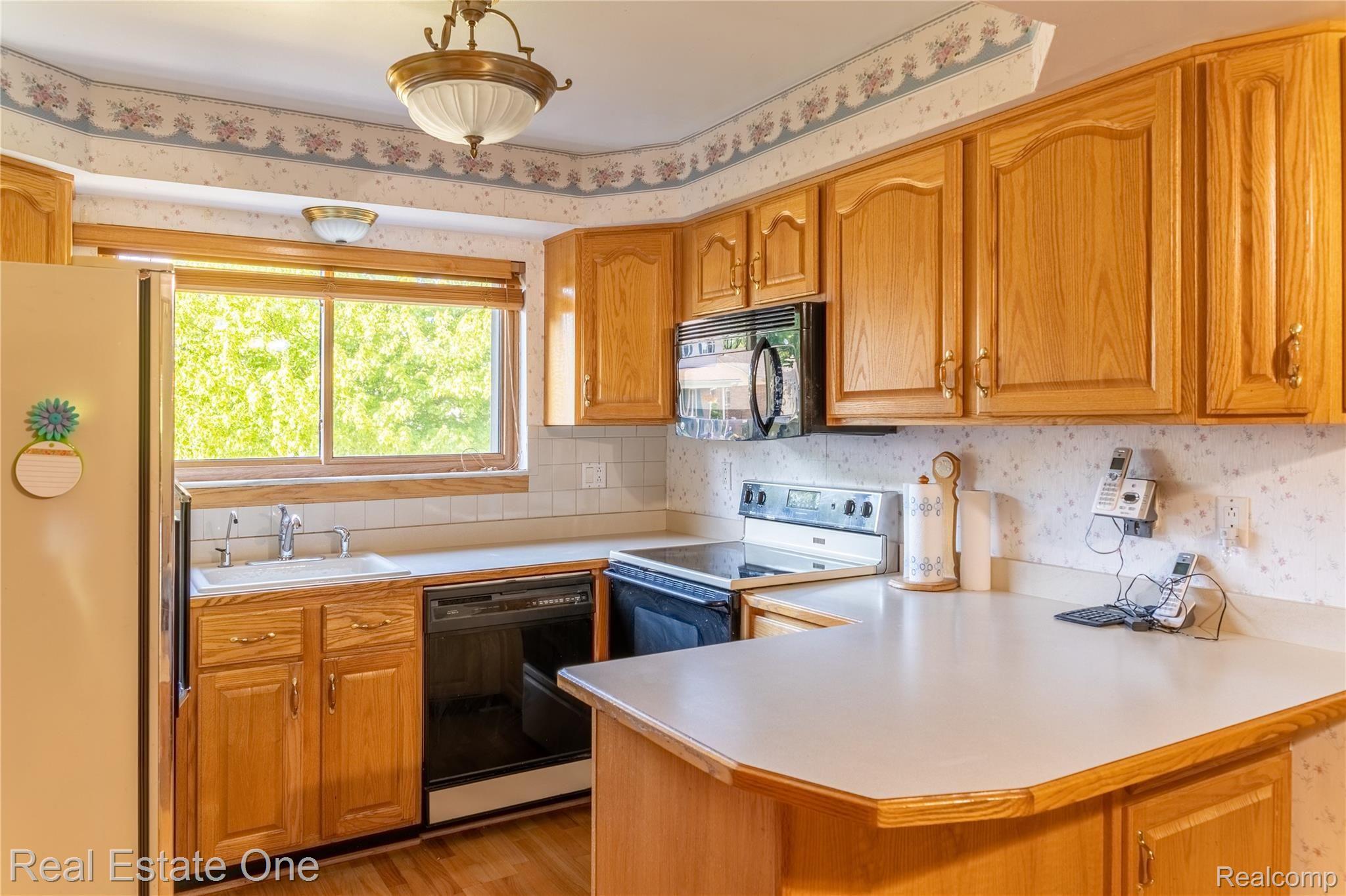 43056 Saxony Road Canton, MI 48187 - Photo 8 of 24 43056_Saxony_026.jpg