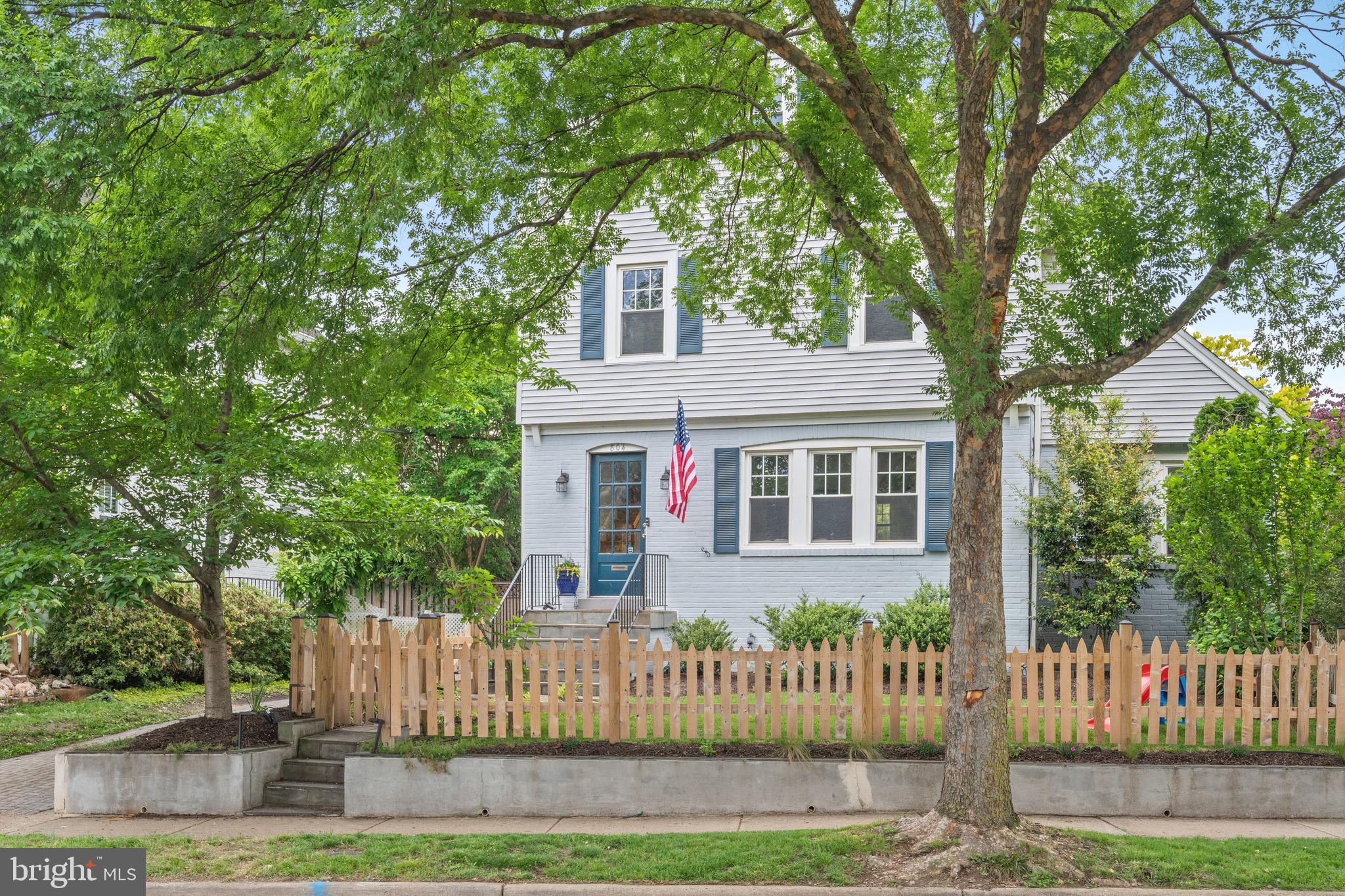 804 Russell Road Alexandria, VA 22301 - Photo 2 of 32 Fully fenced front yard
