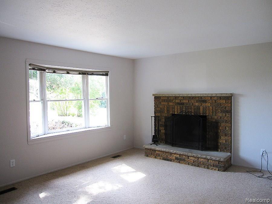 9296 Gale Road Goodrich, MI 48438 - Photo 2 of 31 Living Rm.jpg