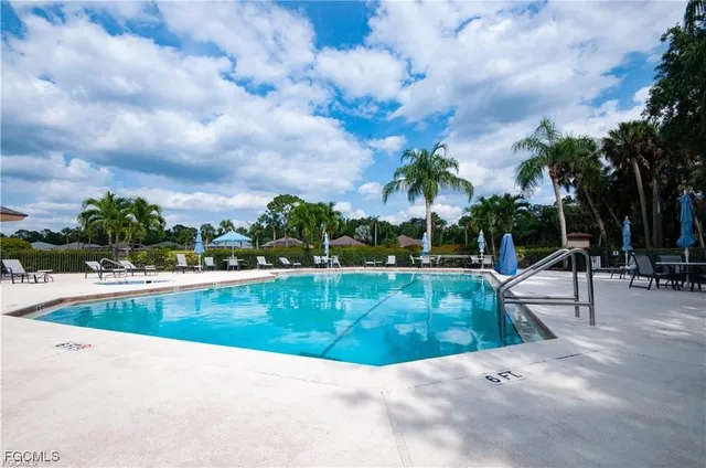 a very nice looking dining room with lots of tables and chairs