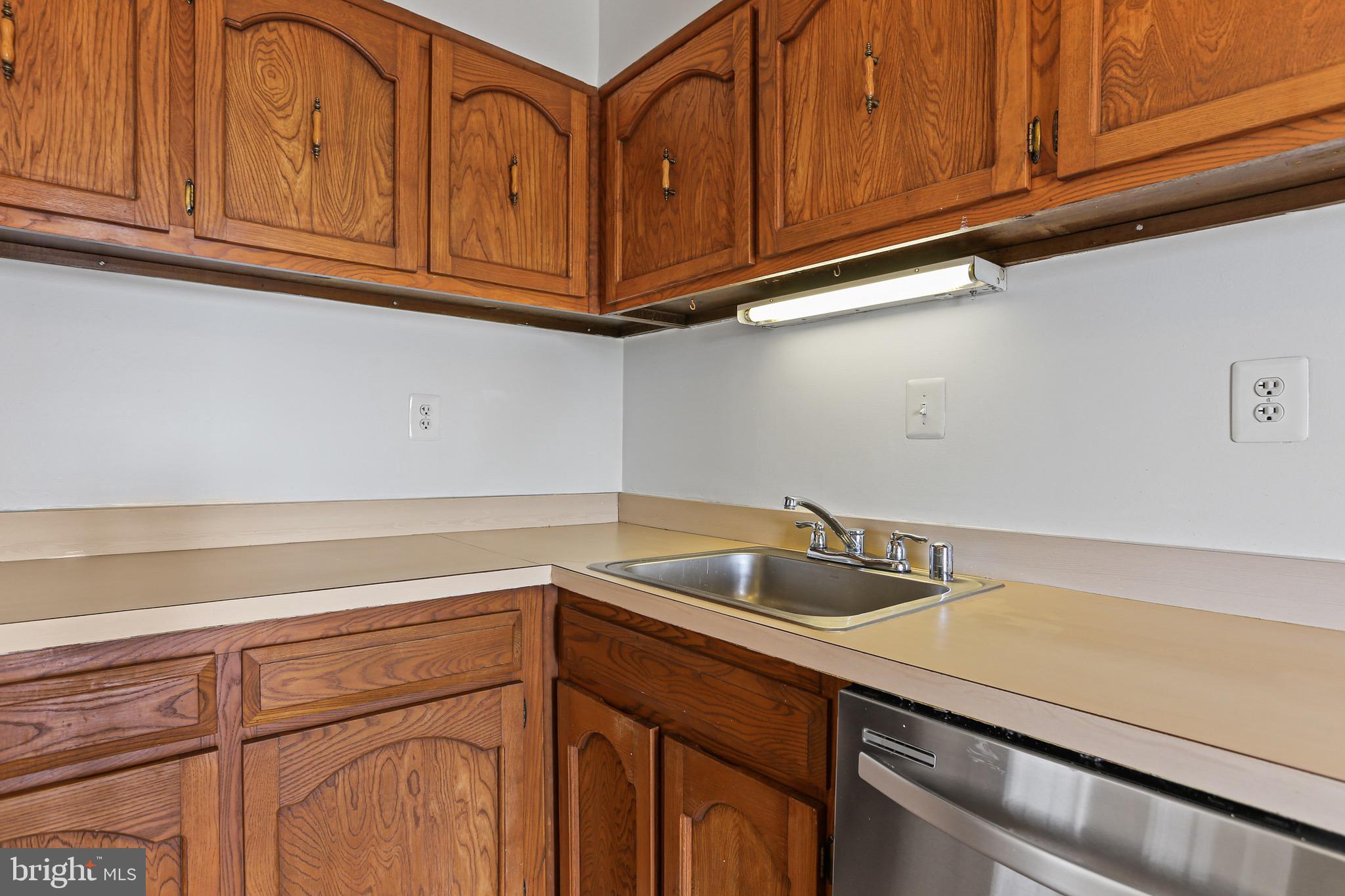 9900 Georgia Avenue, Unit 27708 Silver Spring, MD 20902 - Photo 6 of 32 Oak Cabinets