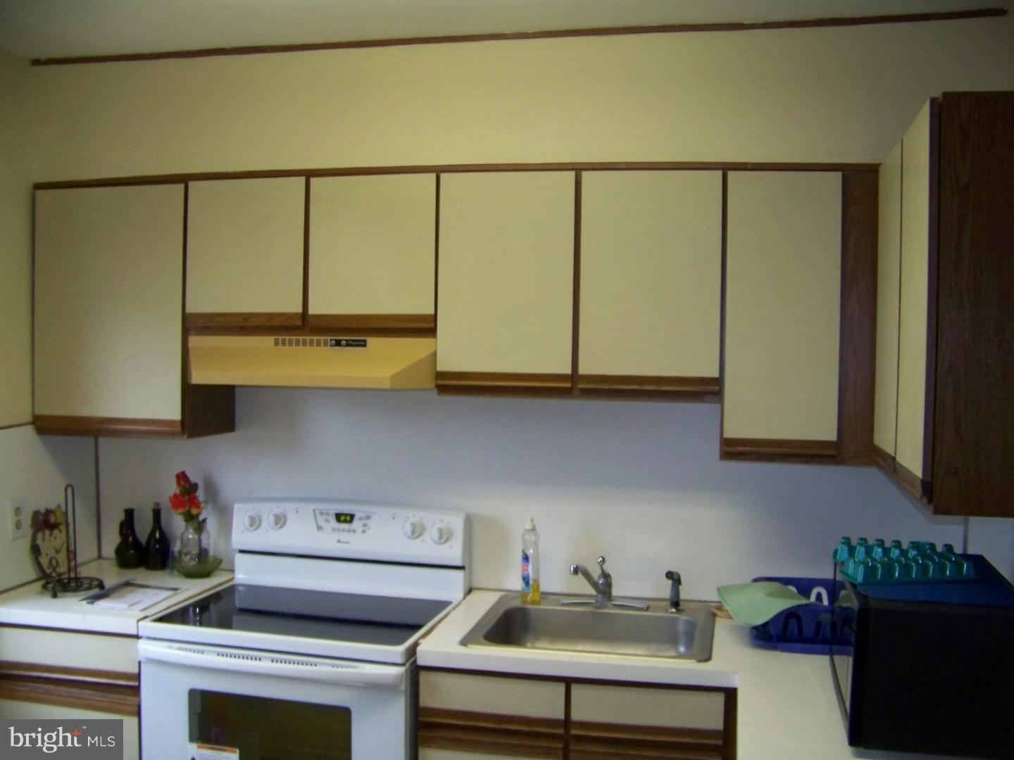 8517 Lansdowne Avenue Upper Darby, PA 19082 - Photo 4 of 9