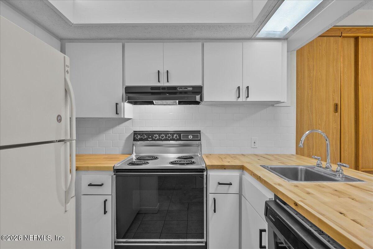 2990 Ravines Road, Unit 1422 Middleburg, FL 32068 - Photo 4 of 20 a kitchen with a stove and a refrigerator