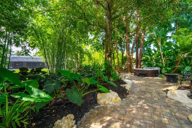 a view of a yard and entertaining space