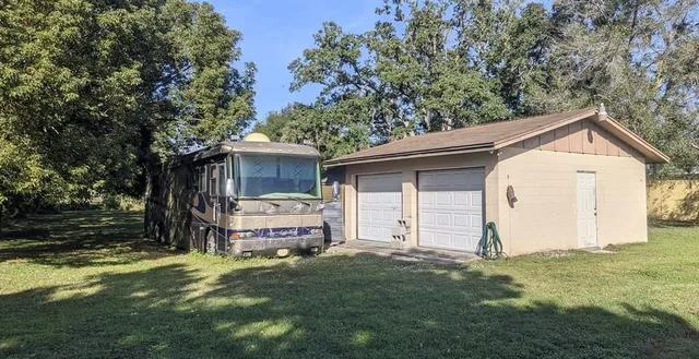 a view of a house with backyard