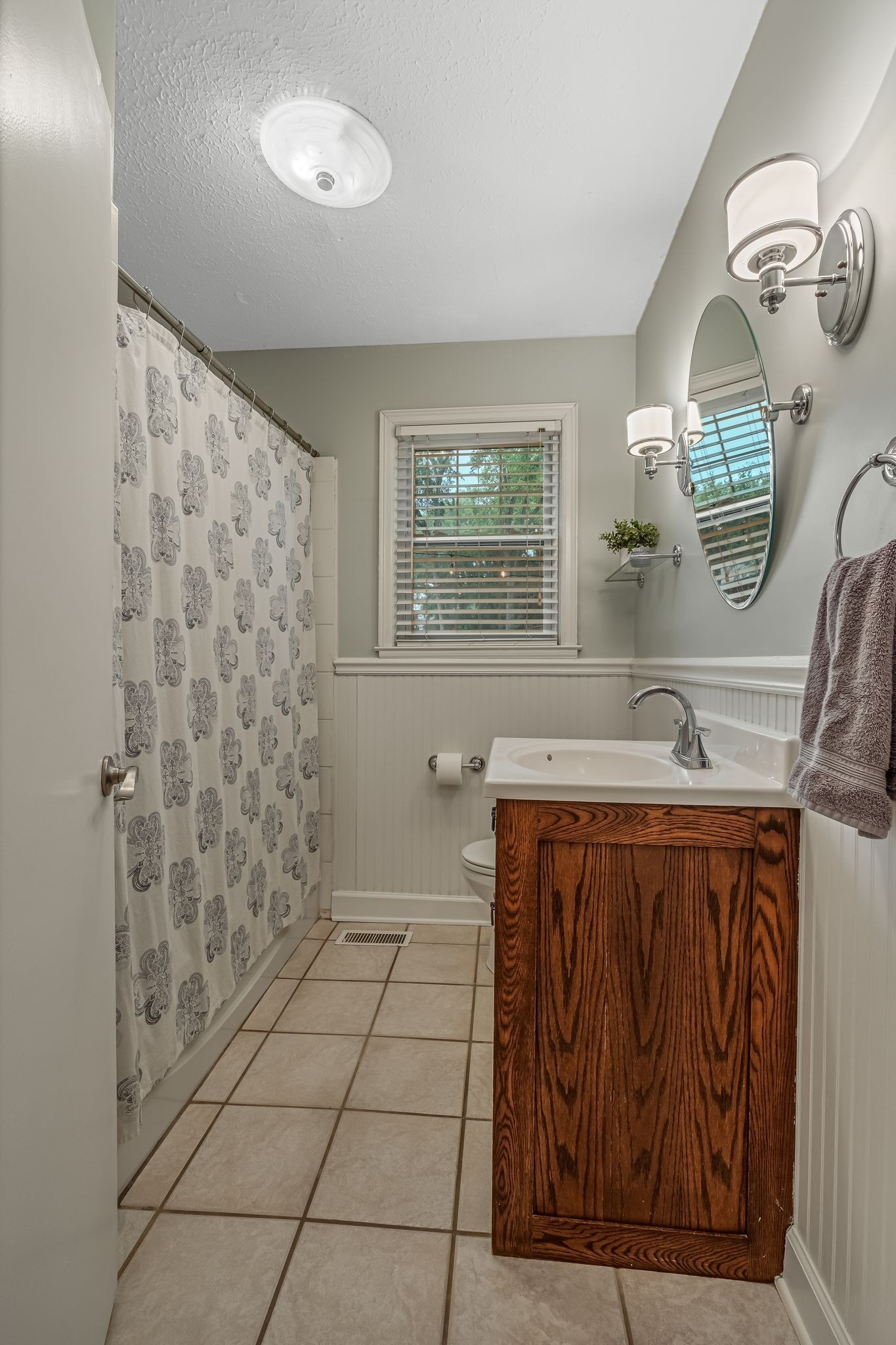 1220 Davidson Road Nashville, TN 37205 - Photo 22 of 33 Hall bathroom which is one of the 2 baths in this home