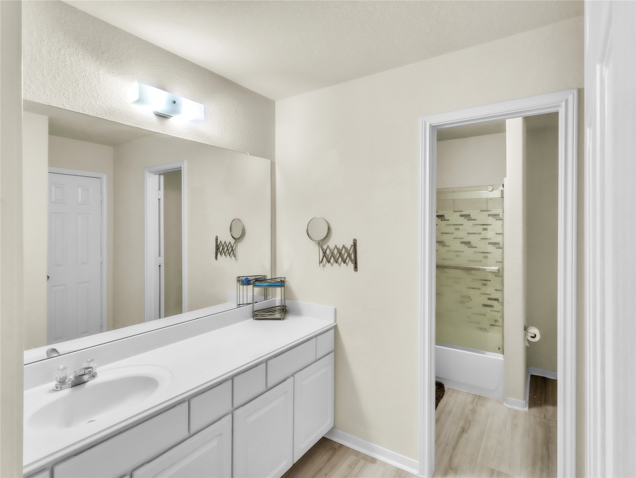 10515 Ince Lane Houston, TX 77040 - Photo 19 of 31 Bathroom (2) 2nd floor