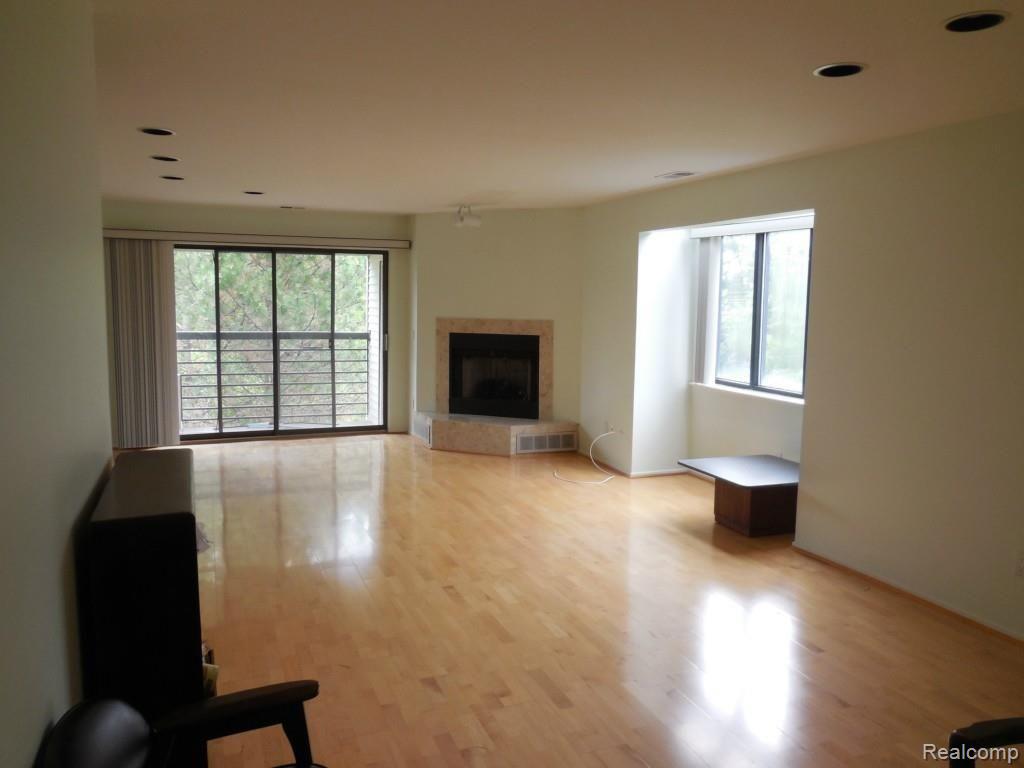 30450 Orchard Lake Road, Unit 84 Farmington, MI 48334 - Photo 9 of 41 Great Room