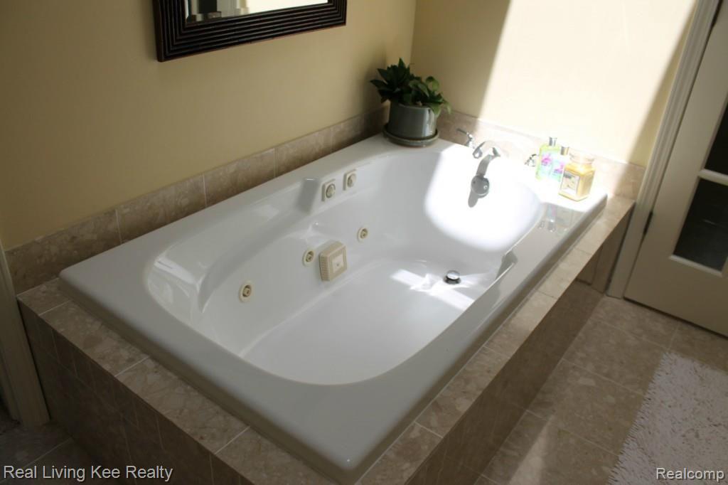 1432 Oakstone Drive Rochester, MI 48309 - Photo 27 of 49 IMG_0279.jpg