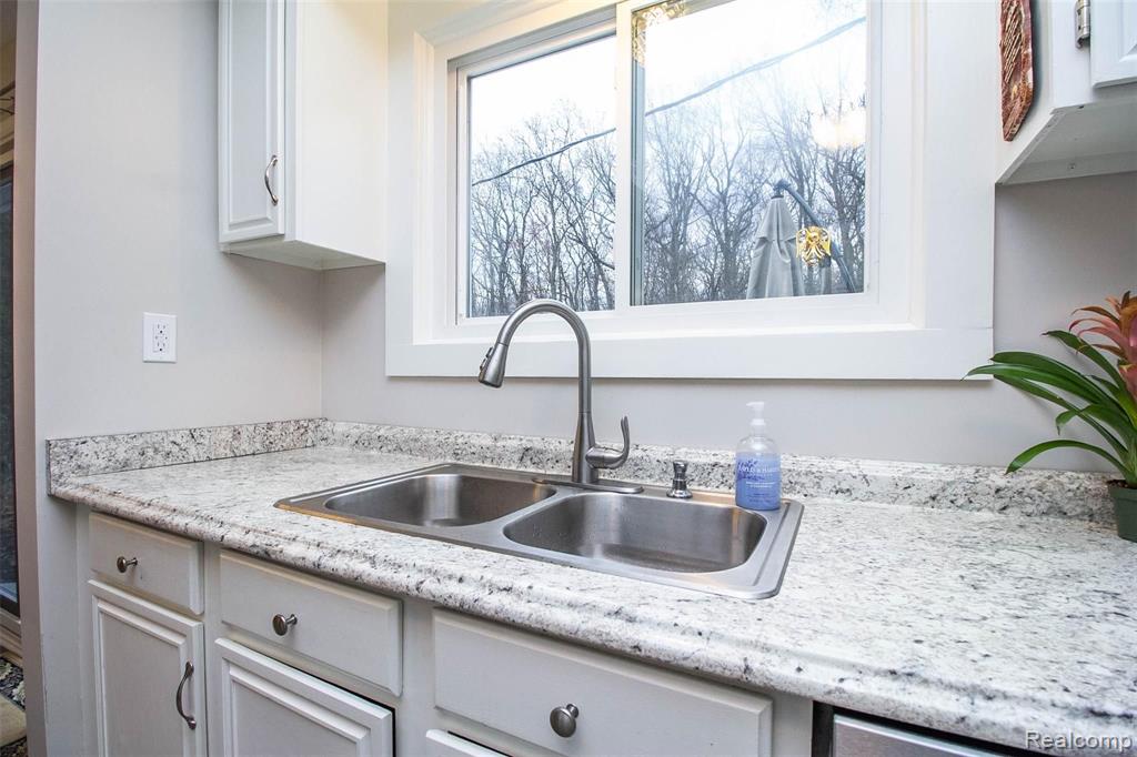 1907 Henbert Road West Bloomfield, MI 48324 - Photo 13 of 33